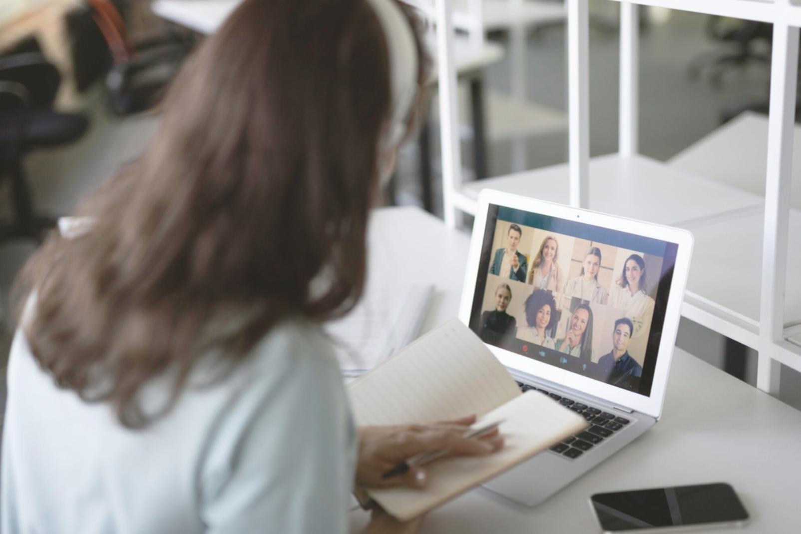 Espace de travail professionnel pour formation en finance