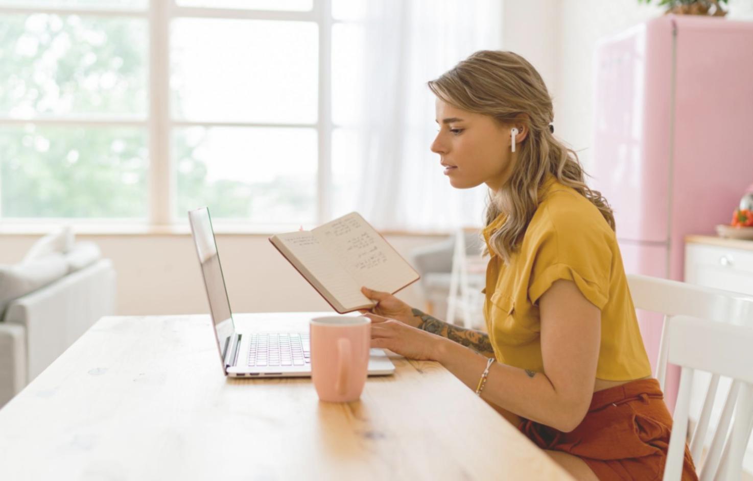 Environnement de travail professionnel avec documents financiers
