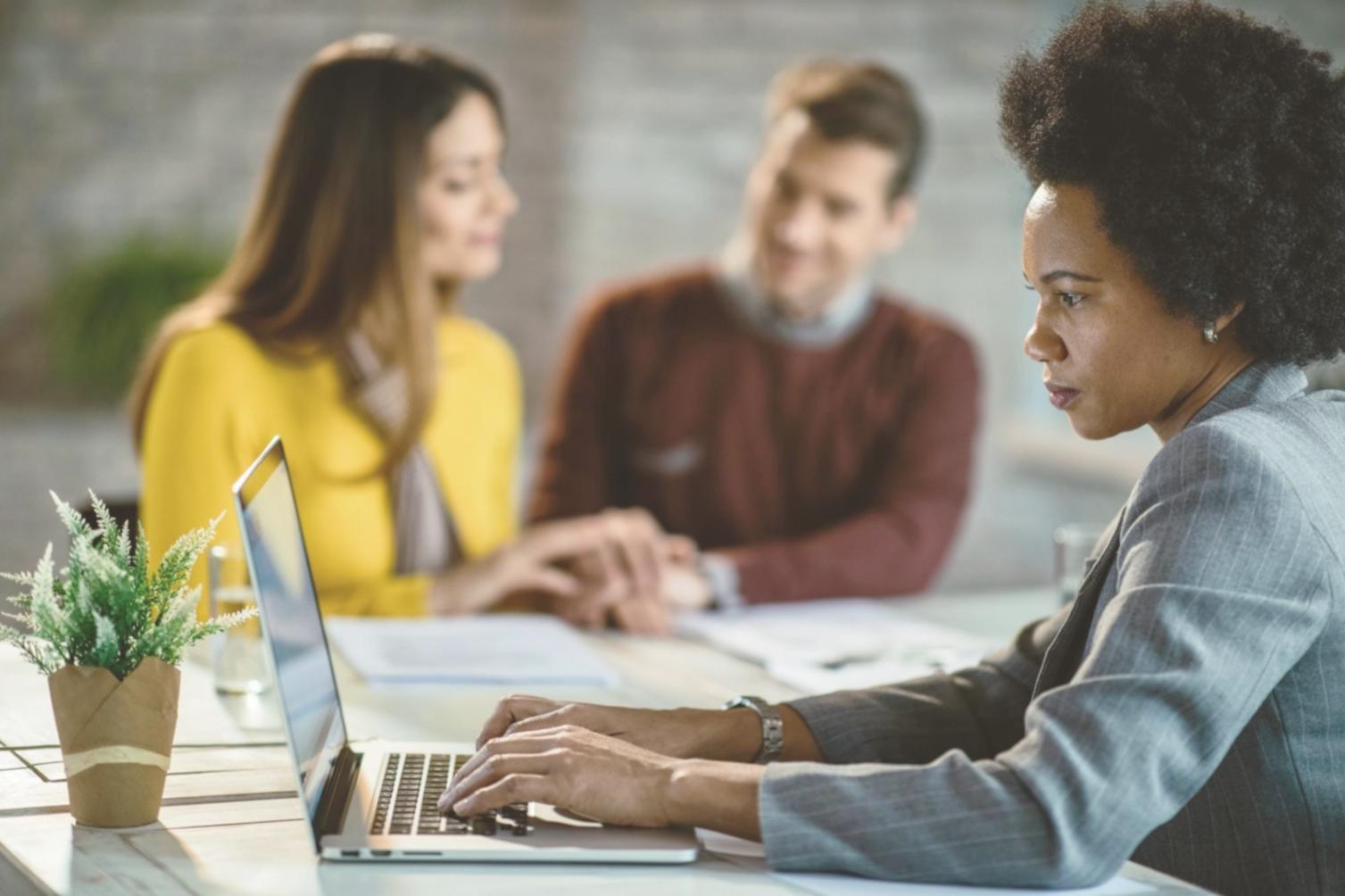 Environnement professionnel moderne où se développent les communications d'entreprise